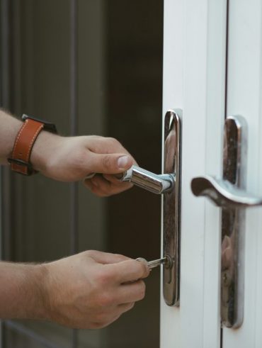 daylight door handle hands home house keys lever 1554041 1000x801 1